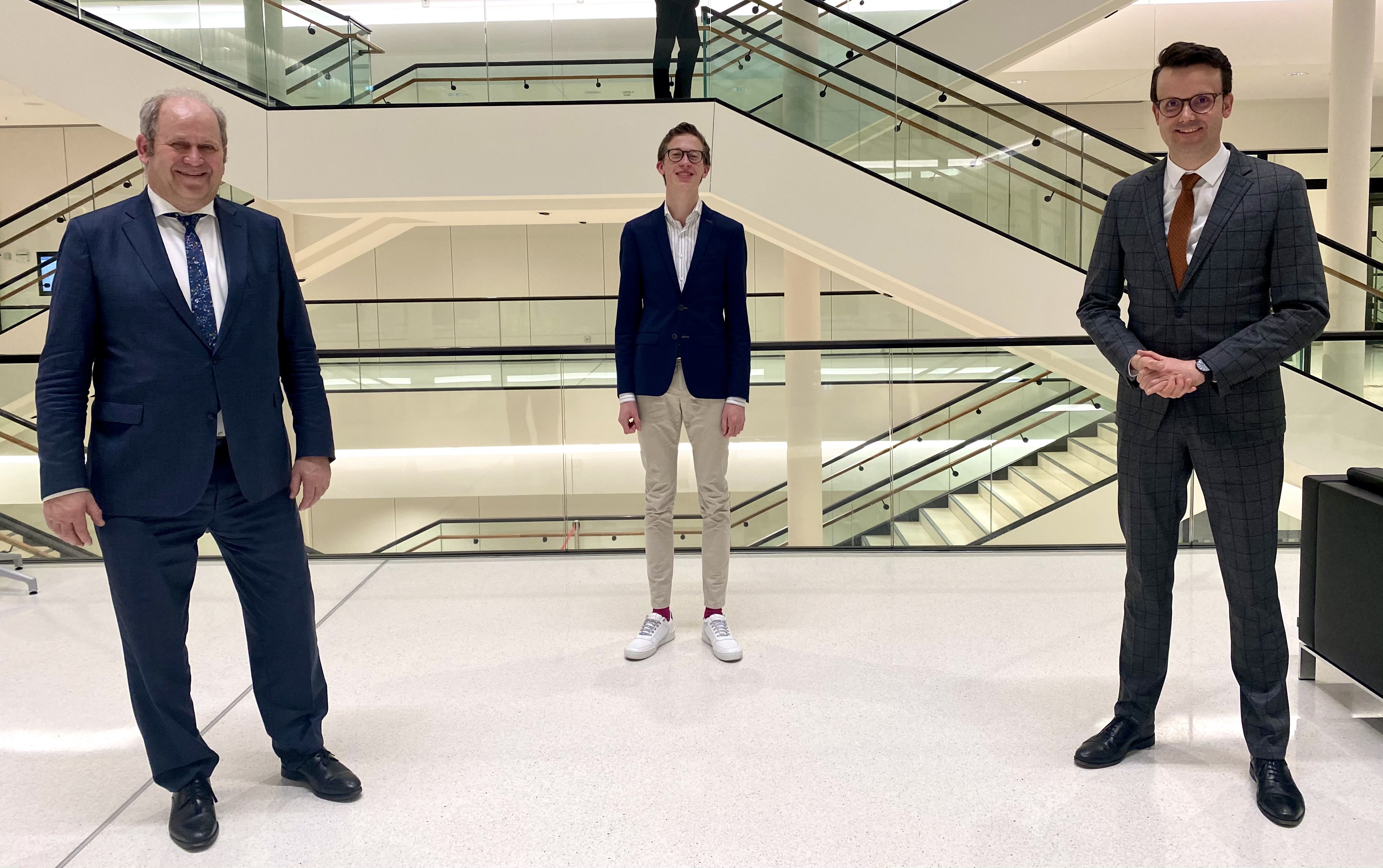 Die Landtagsabgeordneten Hermann Grupe (links) und Christian Grascha (rechts) gratulieren dem nominierten Kandidaten Moritz Mönkemeyer (Mitte)