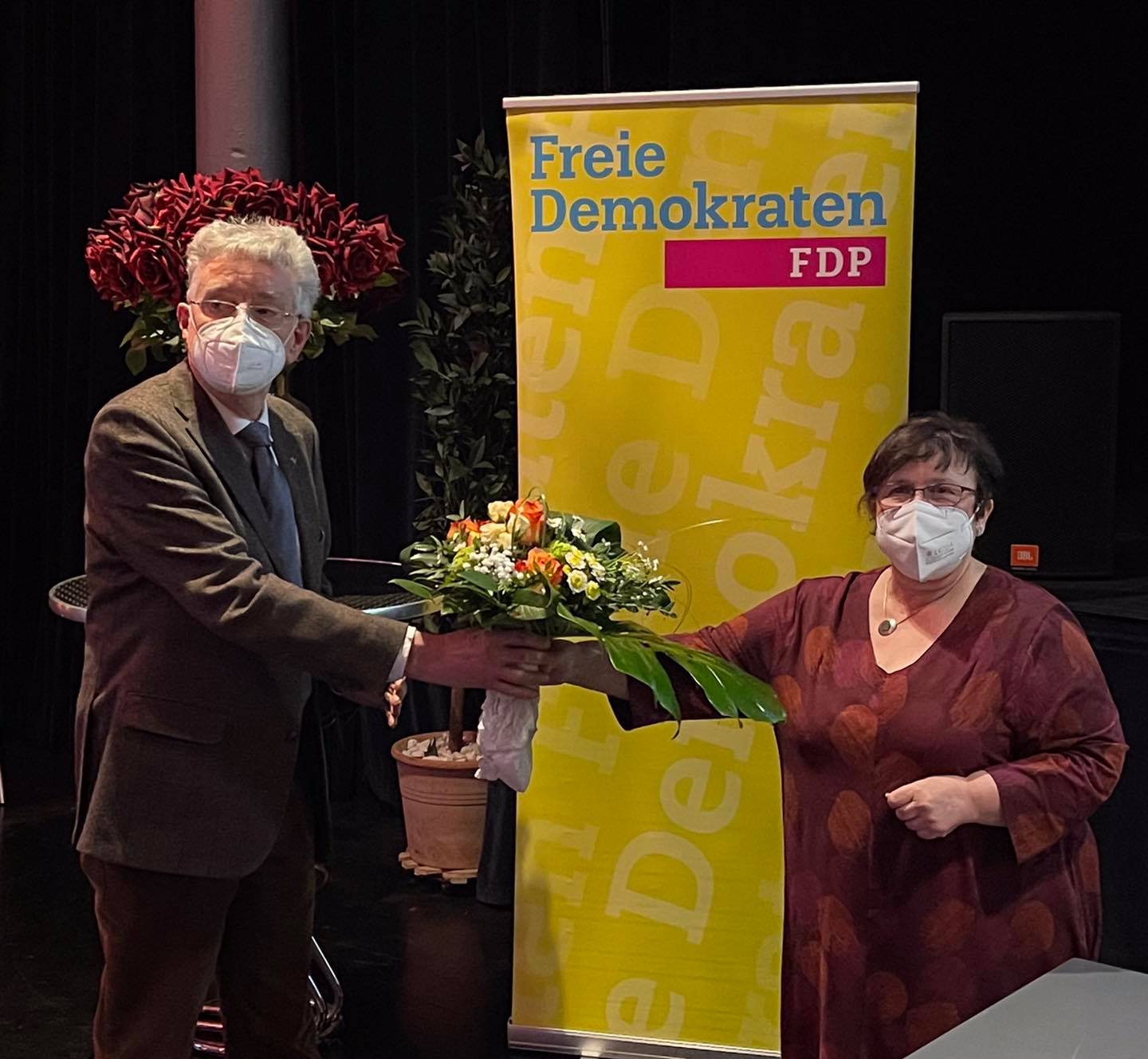 Hans-Wilhelm Güsgen gratuliert der frisch gewählten Kandidatin Anke Blume