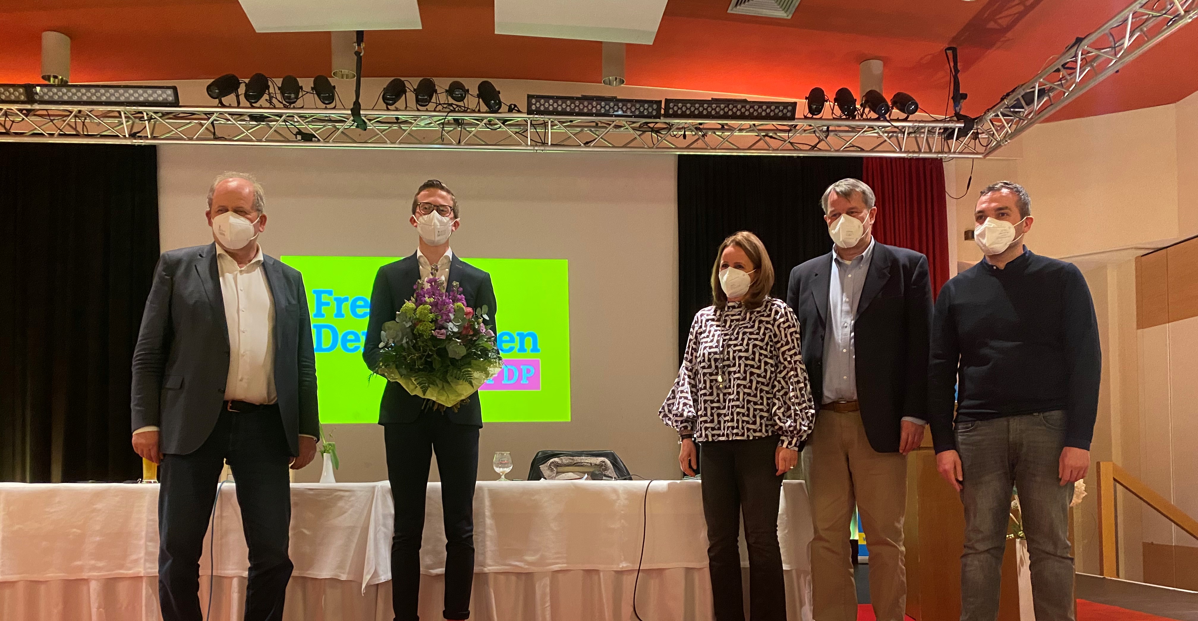 Die Kreisvorstände gratulieren Moritz Mönkemeyer zur Wahl. Von links  nach rechts Hermann Grupe, Moritz Mönkemeyer, Petra Grotenburg, Markus Burgdorf,  Konstantin Kuhle MdB