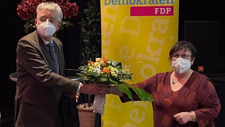Hans-Wilhelm Güsgen gratuliert der frisch gewählten Kandidatin Anke Blume